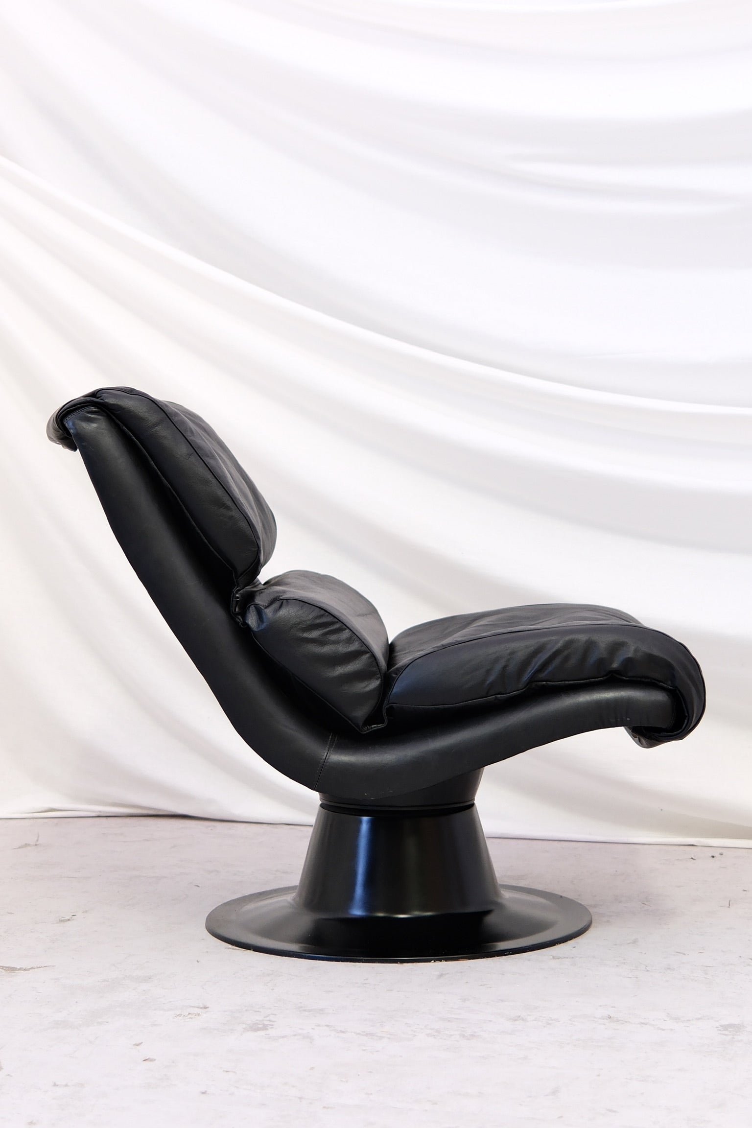 Yrjö Kukkapuro Saturnus armchairs - Avarte, Finland – Pino Interiors