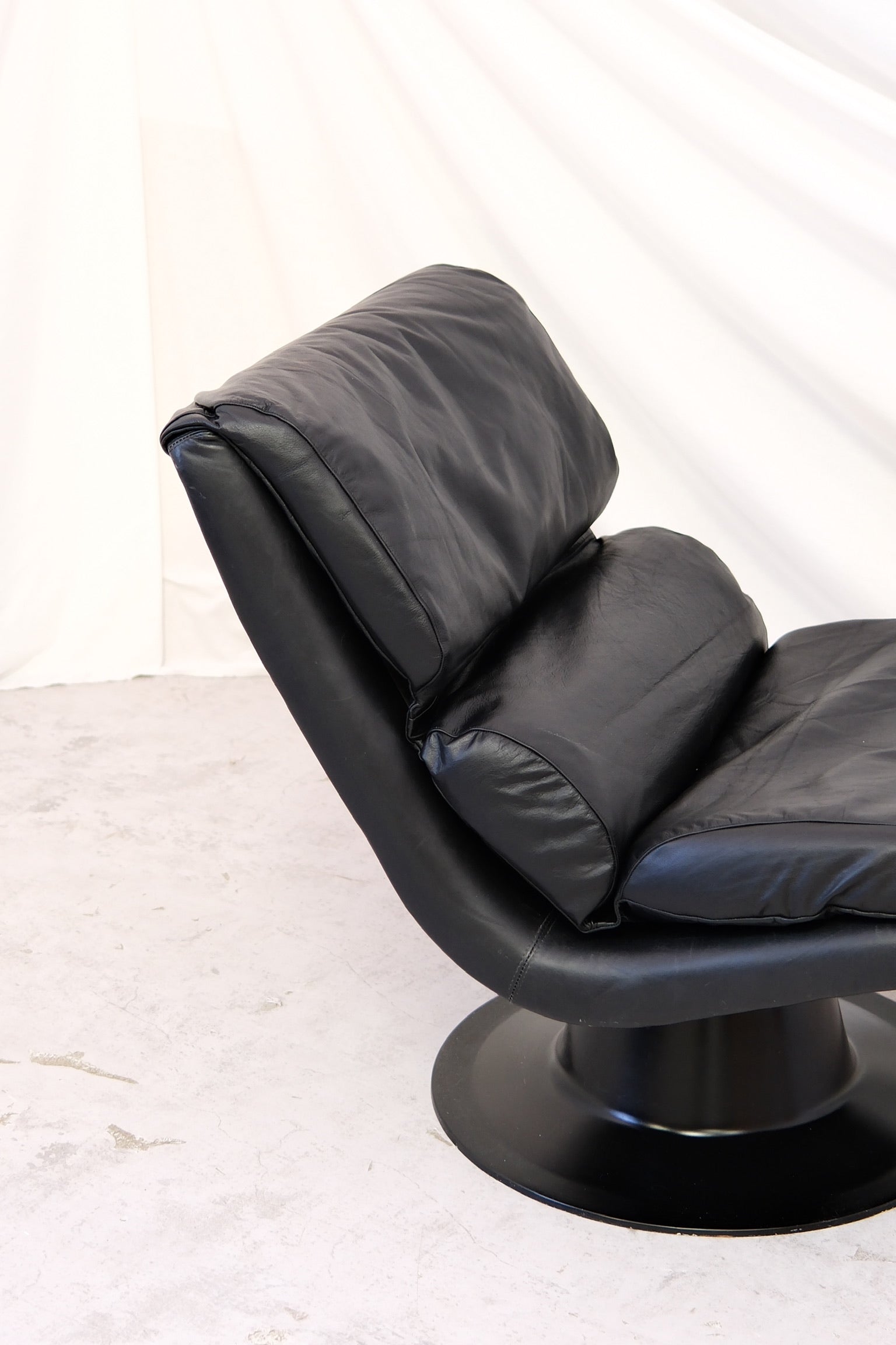 Yrjö Kukkapuro Saturnus armchairs - Avarte, Finland – Pino Interiors