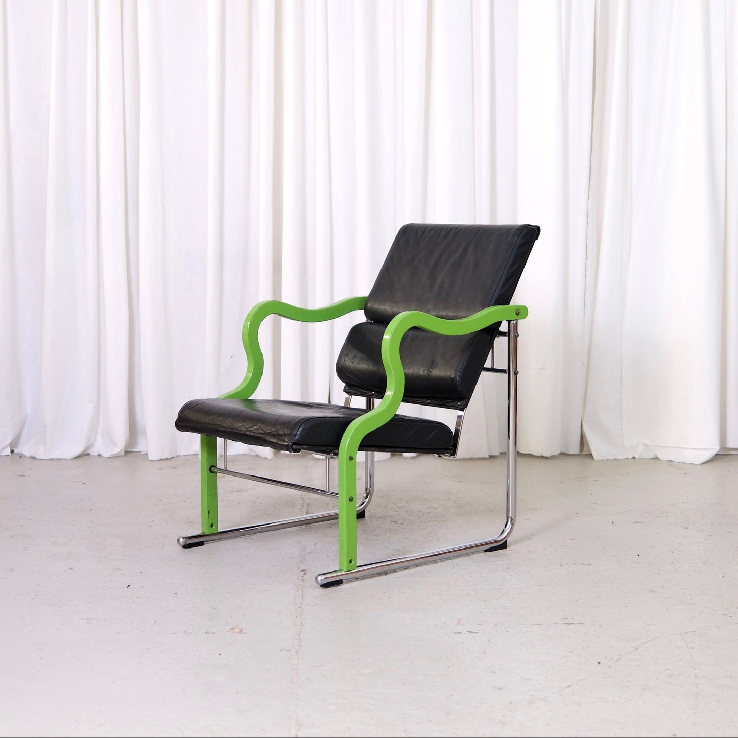 Yrjö Kukkapuro Experiment Lounge Chair in Black Leather and Green Armrests