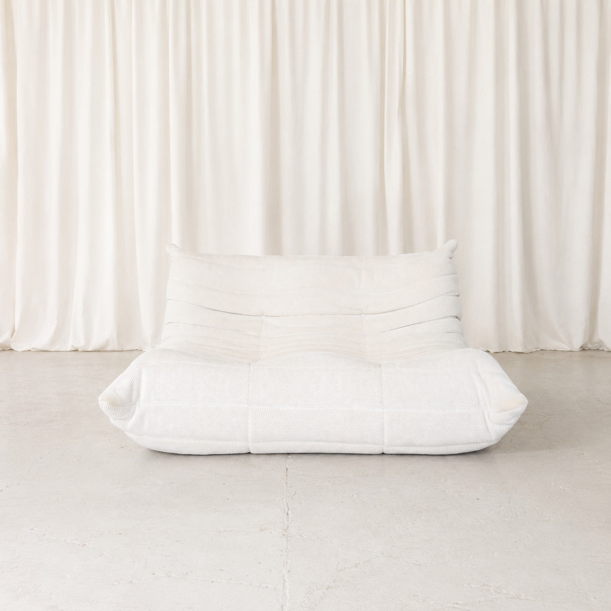 Ligne Roset Togo 2-istuttava sohva in Light Textured Fabric