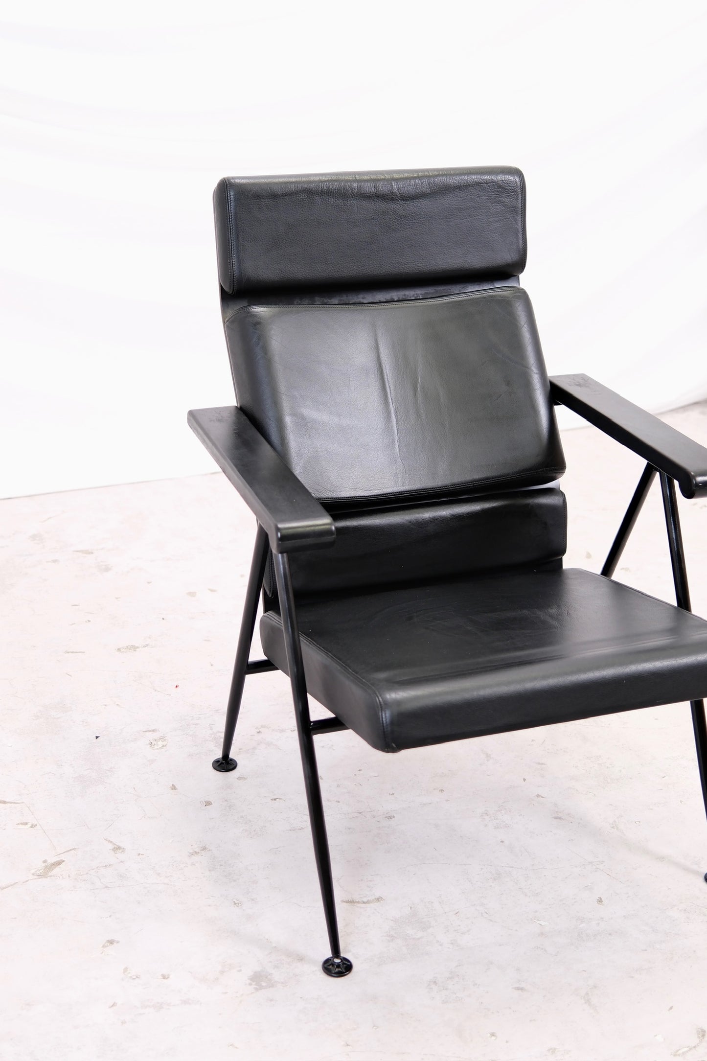 Yrjö Kukkapuro Funktus Armchairs - Black Leather - Avarte