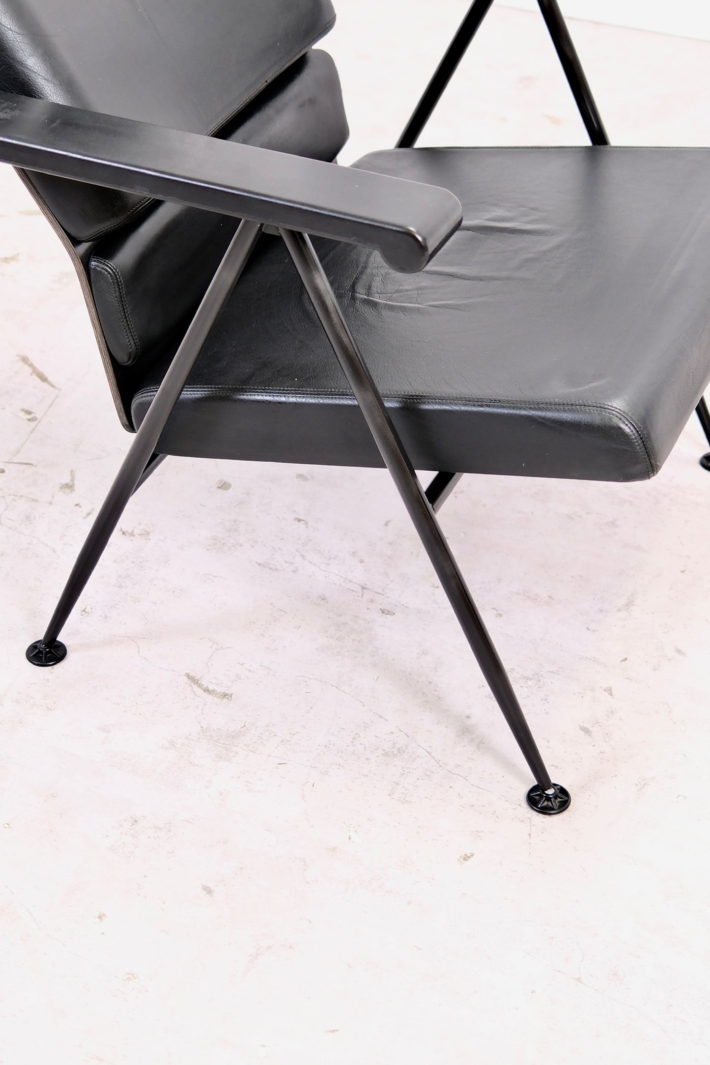 Yrjö Kukkapuro Funktus Armchairs - Black Leather - Avarte