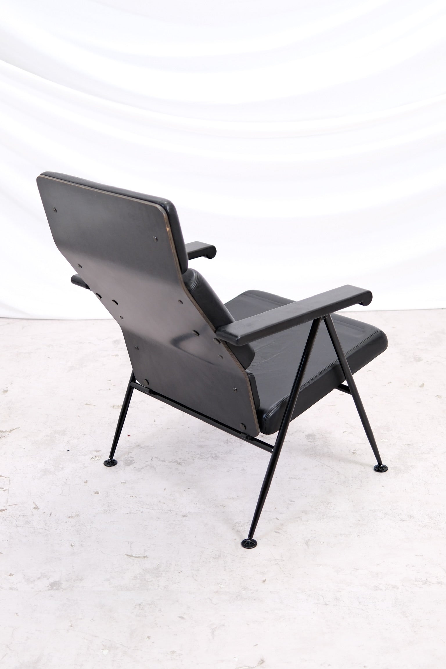Yrjö Kukkapuro Funktus Armchairs - Black Leather - Avarte – Pino