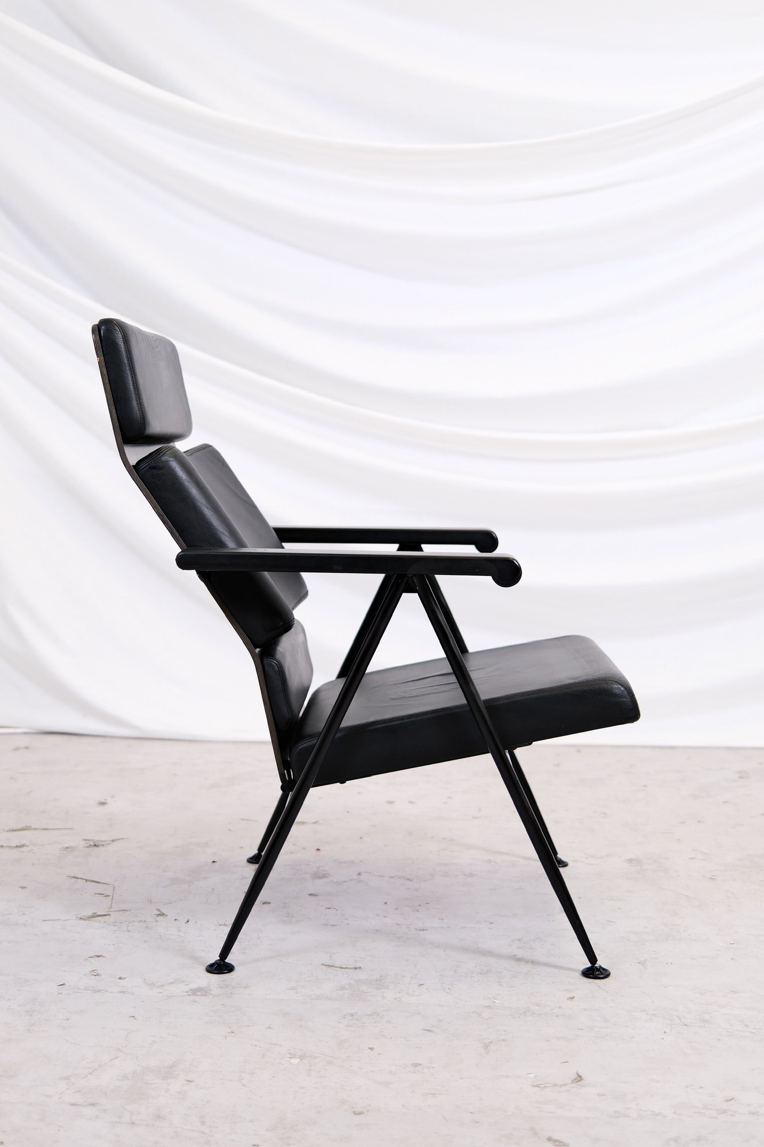 Yrjö Kukkapuro Funktus Armchairs - Black Leather - Avarte – Pino Yrjö Kukkapuro Funktus Armchairs - Black Leather - Avarte – Pino