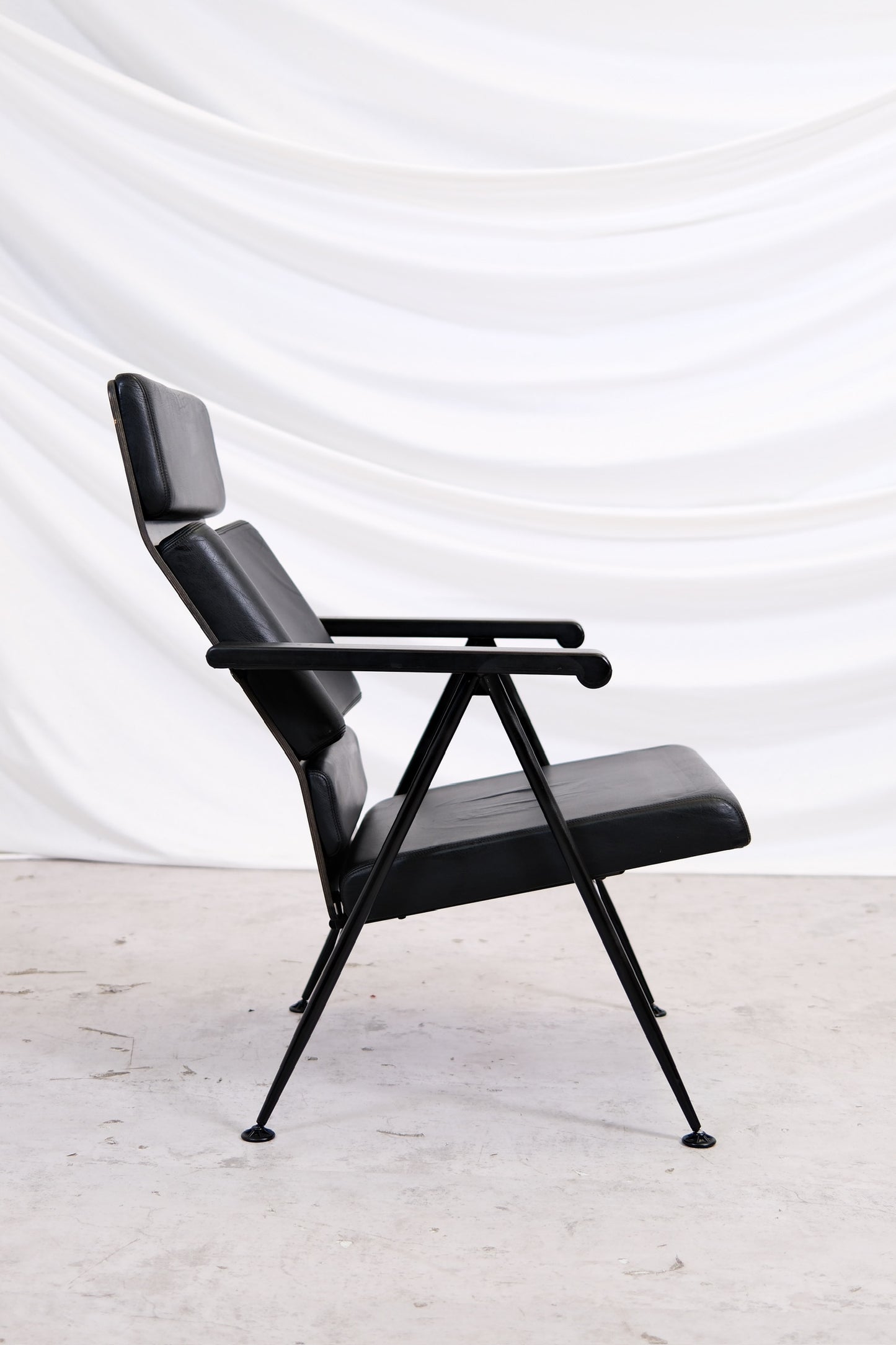 Yrjö Kukkapuro Funktus Armchairs - Black Leather - Avarte