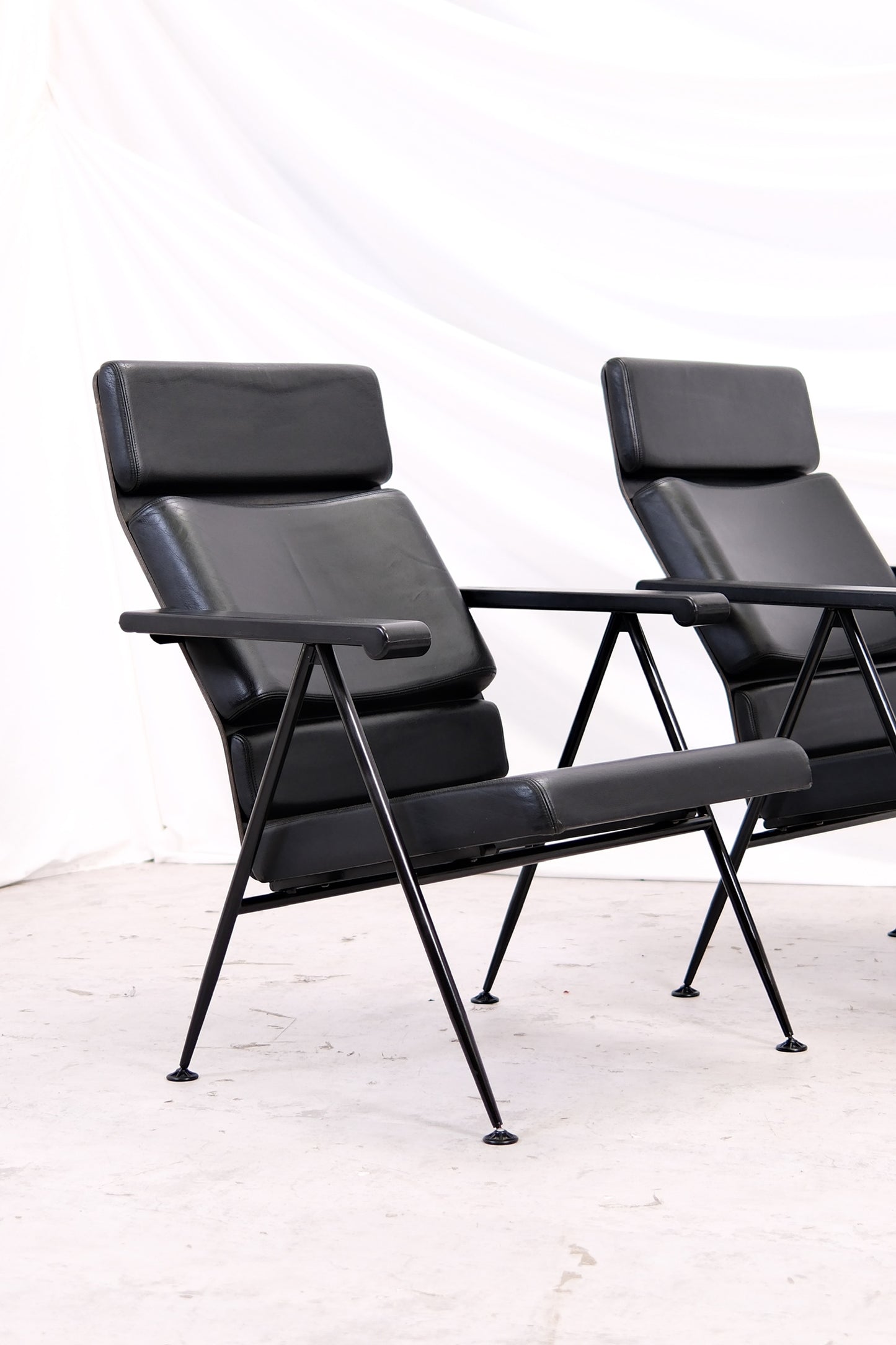 Yrjö Kukkapuro Funktus Armchairs - Black Leather - Avarte