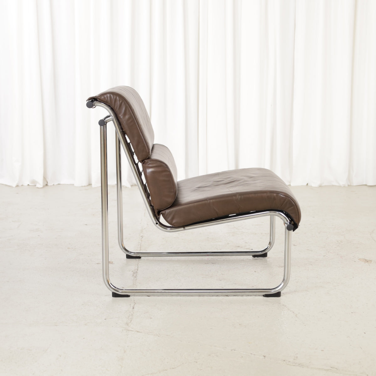 Yrjo Kukkapuro Remmi medium lounge chair, brown leather and polished chromed frame