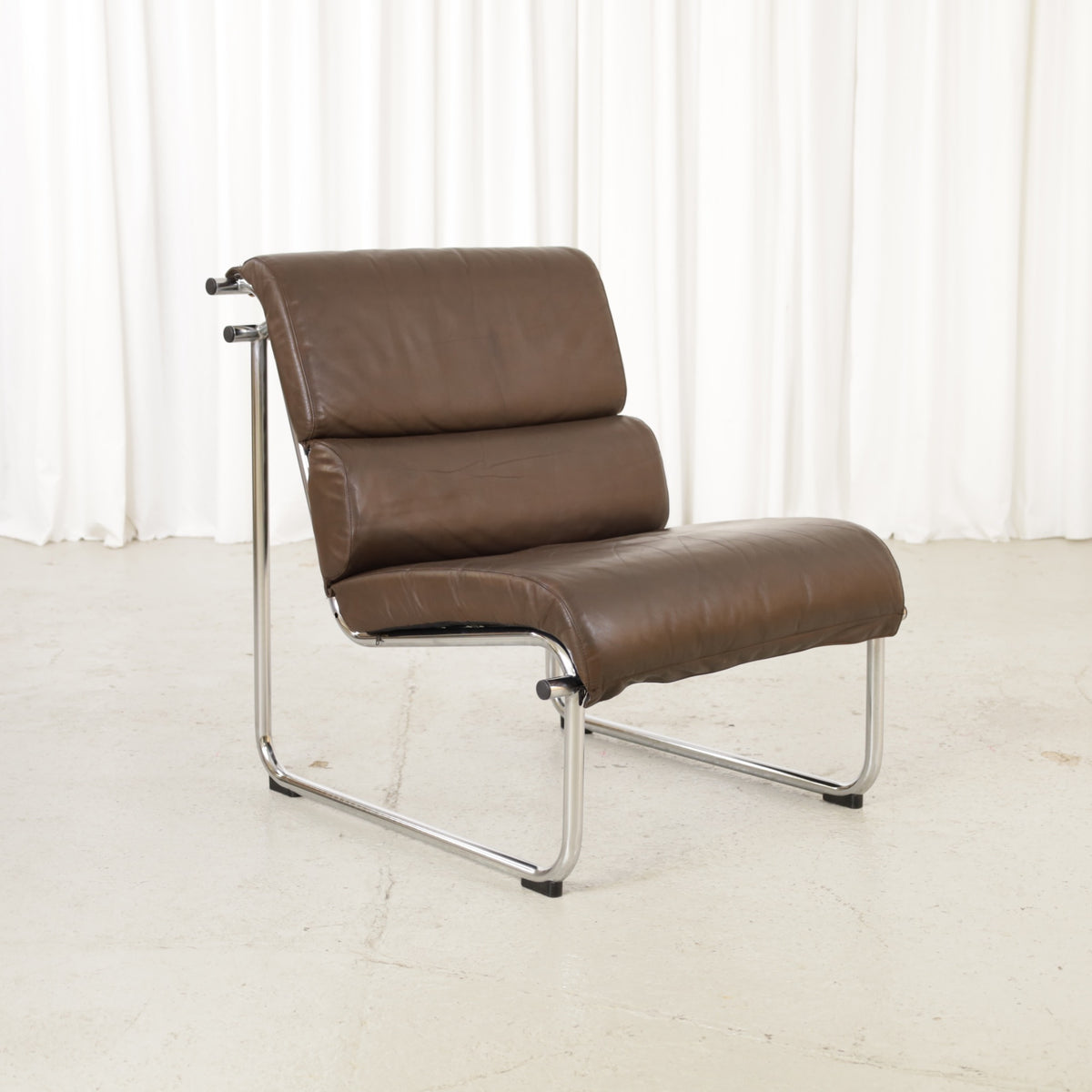 Yrjo Kukkapuro Remmi medium lounge chair, brown leather and polished chromed frame