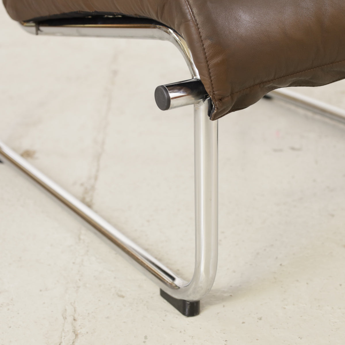 Yrjo Kukkapuro Remmi medium lounge chair, brown leather upholstery and chrome detail