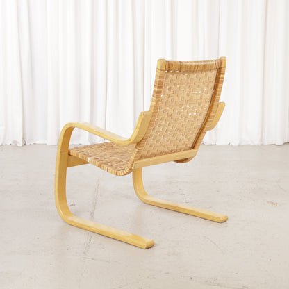 Alvar Aalto 406 rattan lounge chair, birch frame and woven rattan detail
