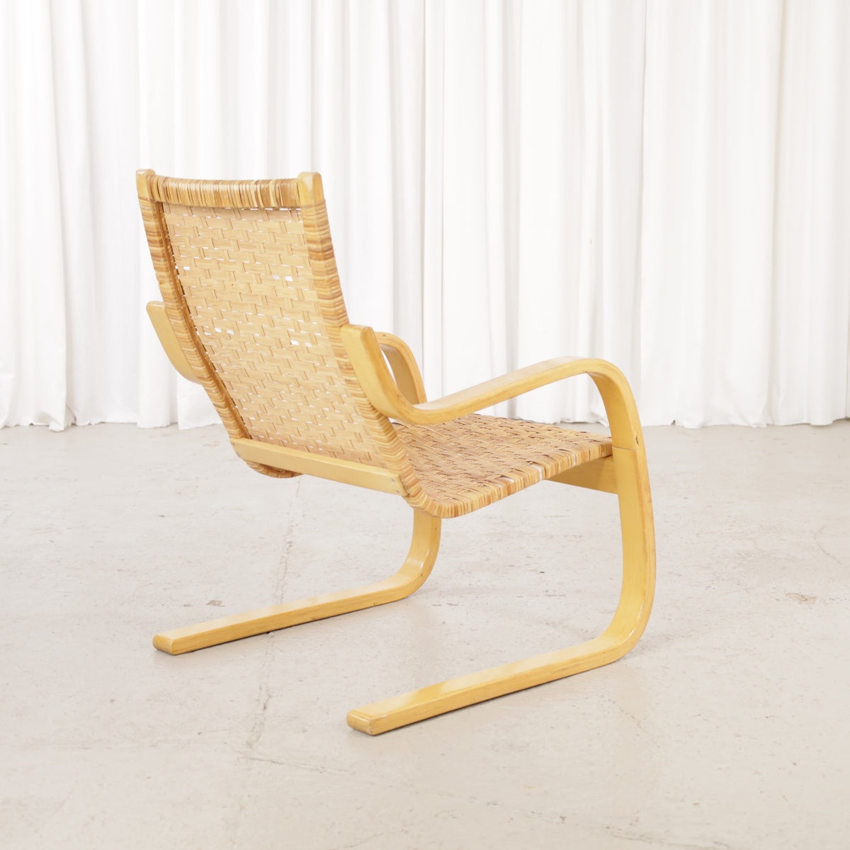 Alvar Aalto 406 rattan lounge chair, birch frame and woven rattan detail