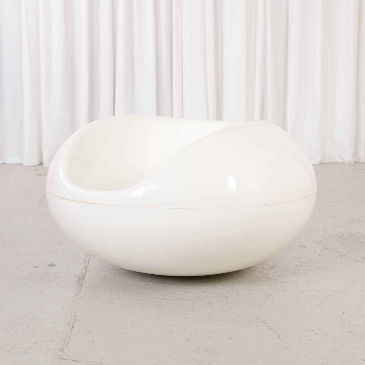 White Pastilli chair by Eero Aarnio, front three-quarter view