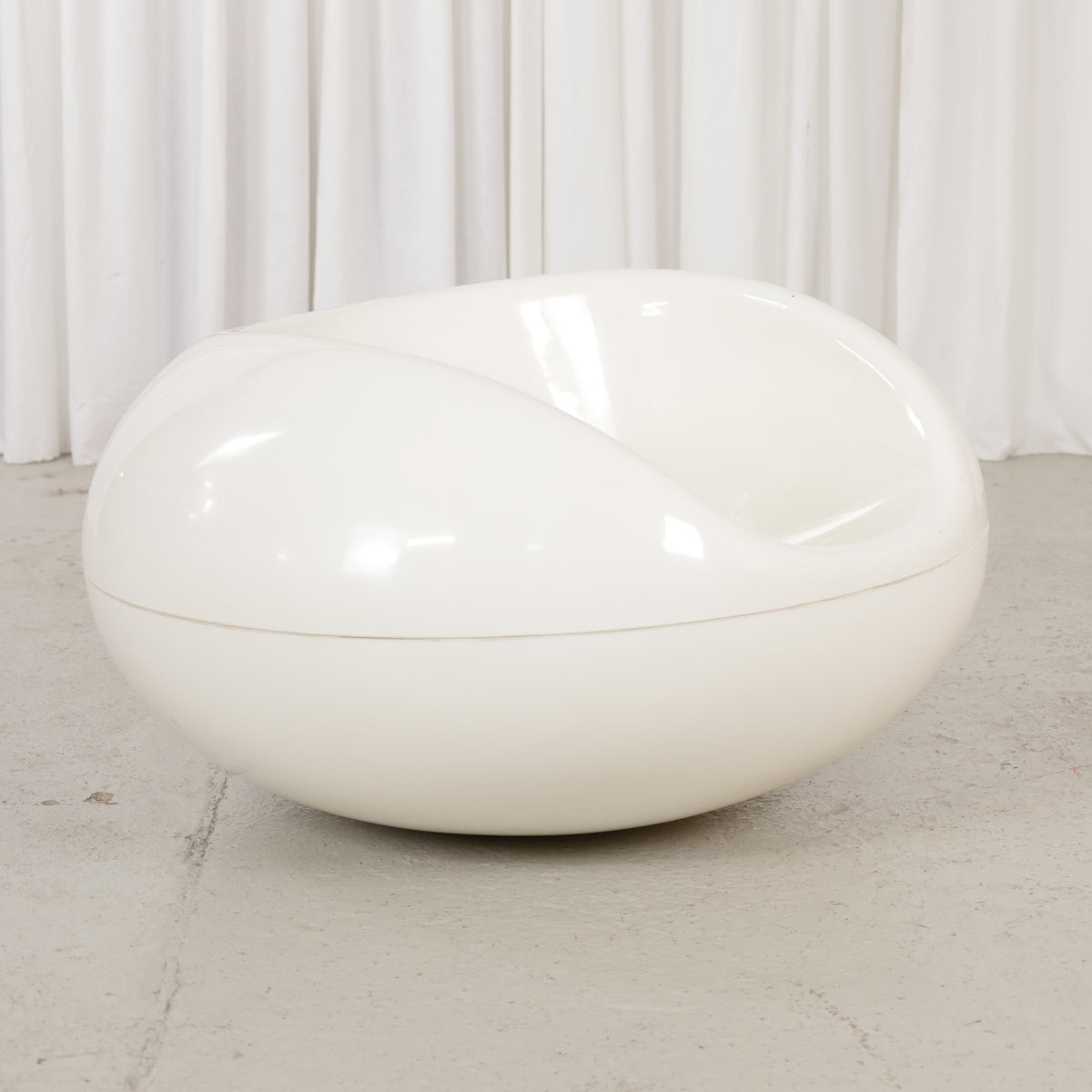 White Pastilli chair, opposite three-quarter view
