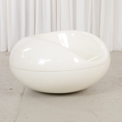 White Pastilli chair, opposite three-quarter view
