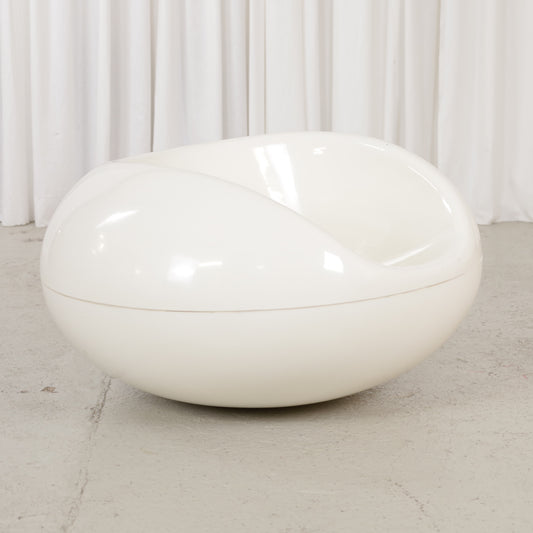 White Pastilli chair, opposite three-quarter view