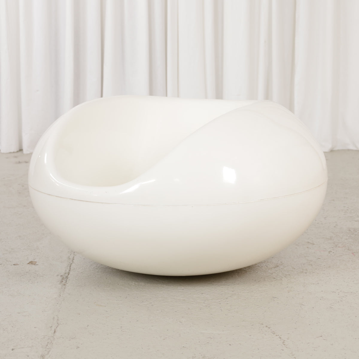 White Pastilli chair showing sculpted seat and curved sides
