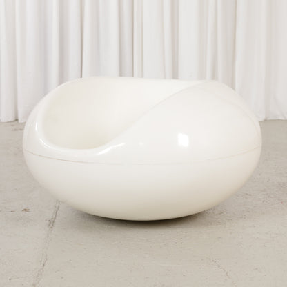 White Pastilli chair showing sculpted seat and curved sides
