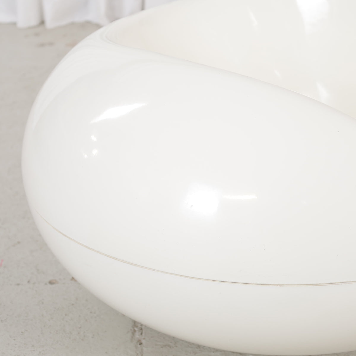 Detail of white Pastilli chair curved side
