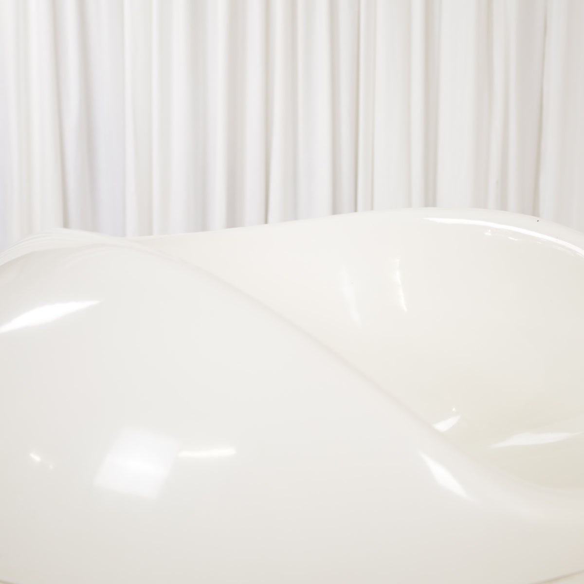 Upper rim and seat of white Pastilli chair