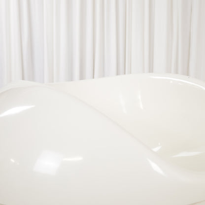 Upper rim and seat of white Pastilli chair