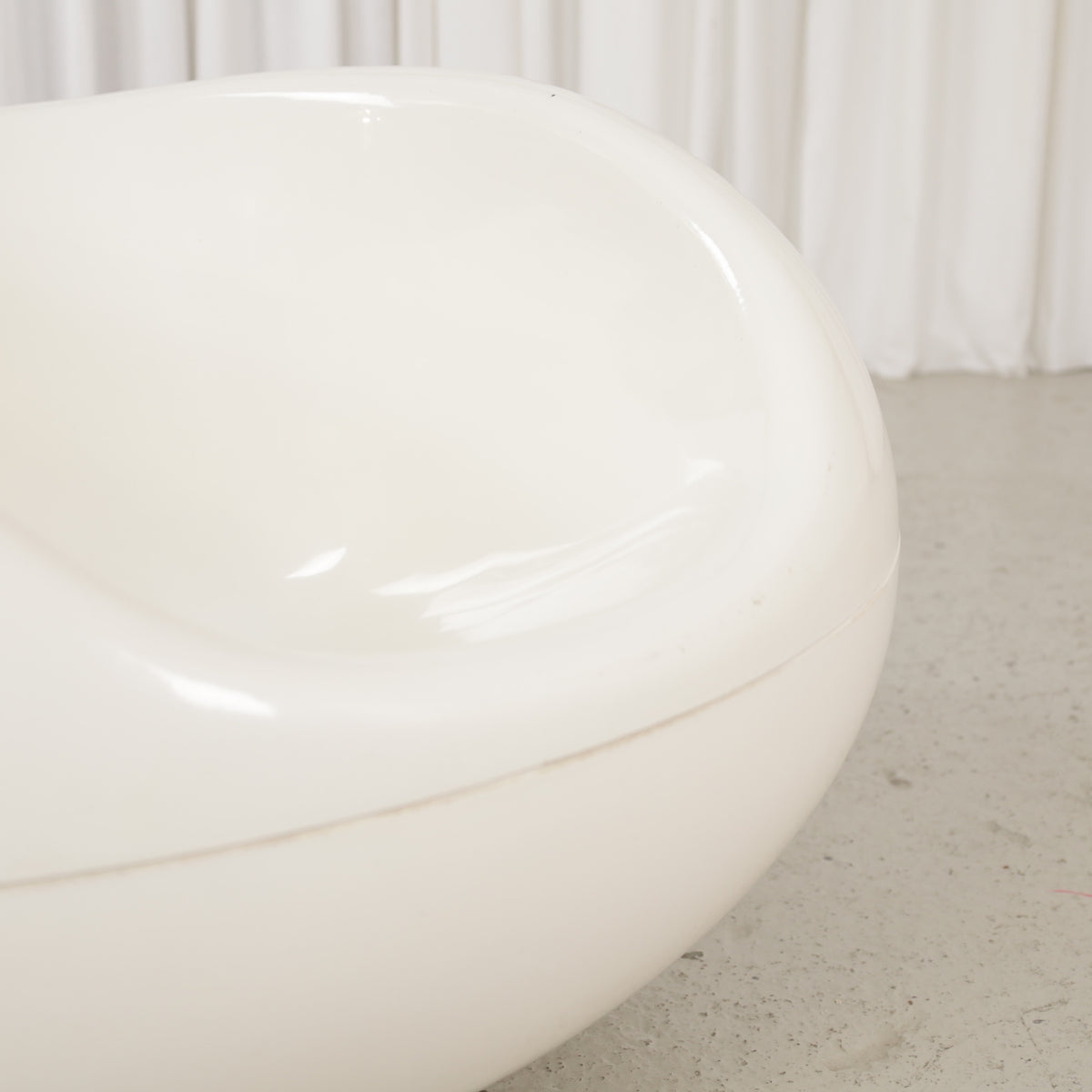 Curved inner surface of white Pastilli chair