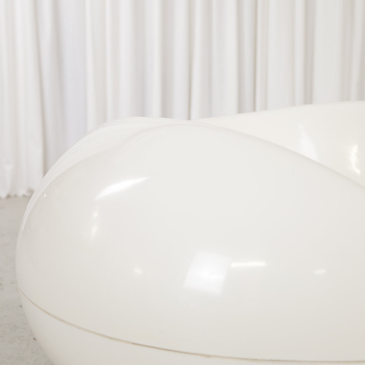 Rear upper surface of white Pastilli chair