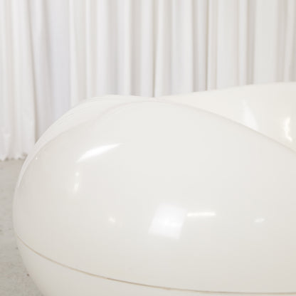 Rear upper surface of white Pastilli chair