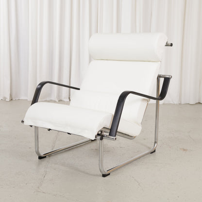 Yrjö Kukkapuro Remmi chair with new white leather cushions, front three-quarter view