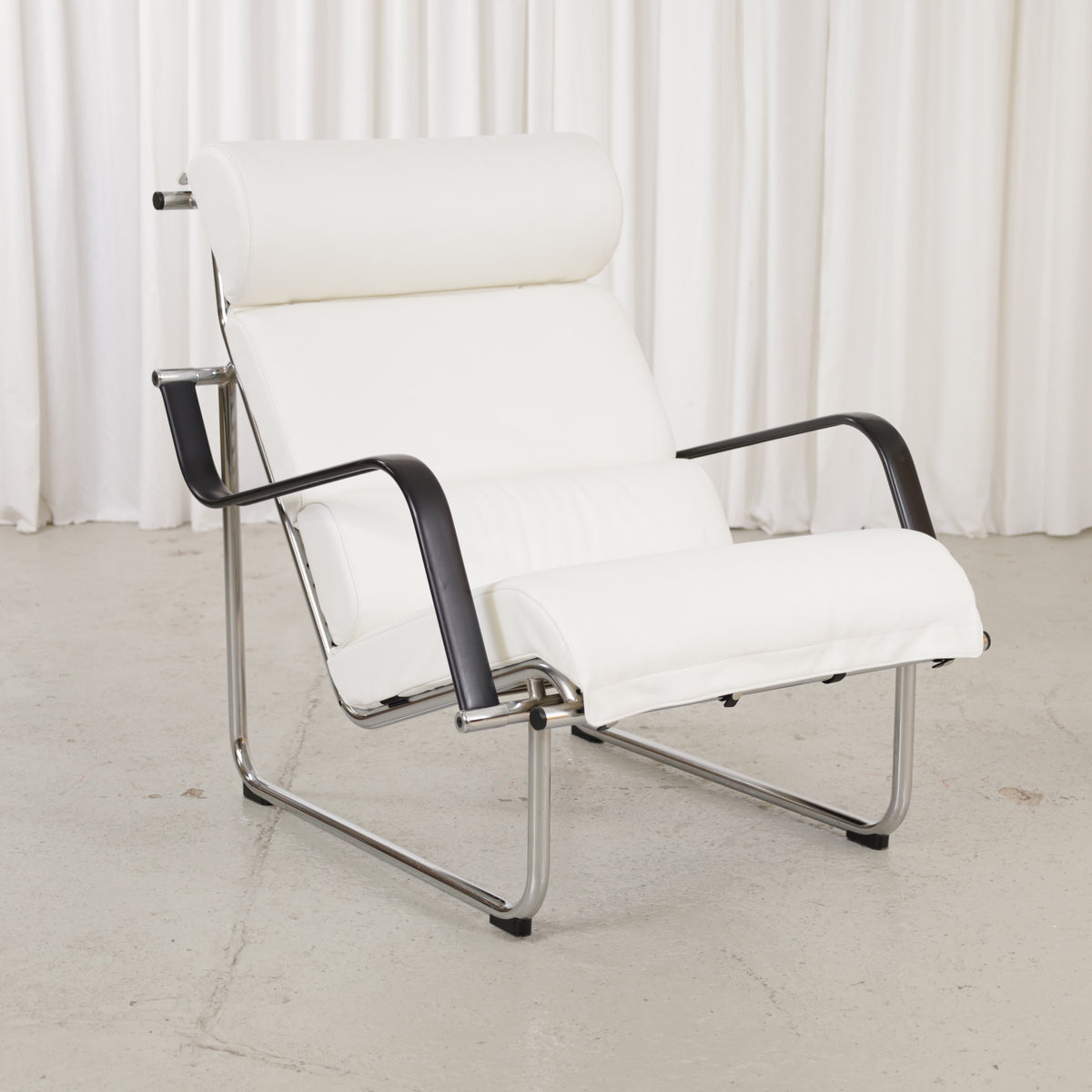 Remmi lounge chair in white leather, opposite front view