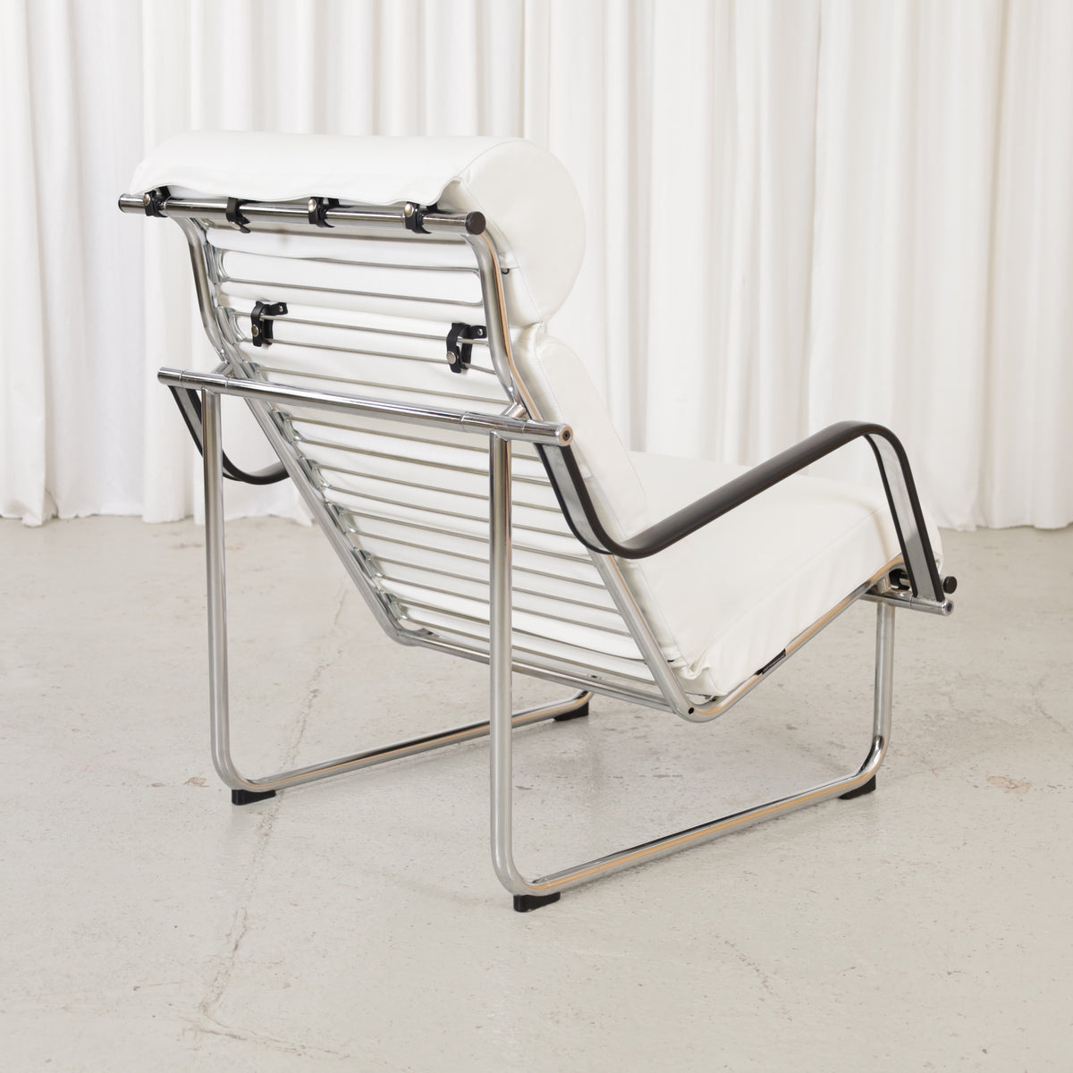 Rear three-quarter view of Remmi chair and cushion straps