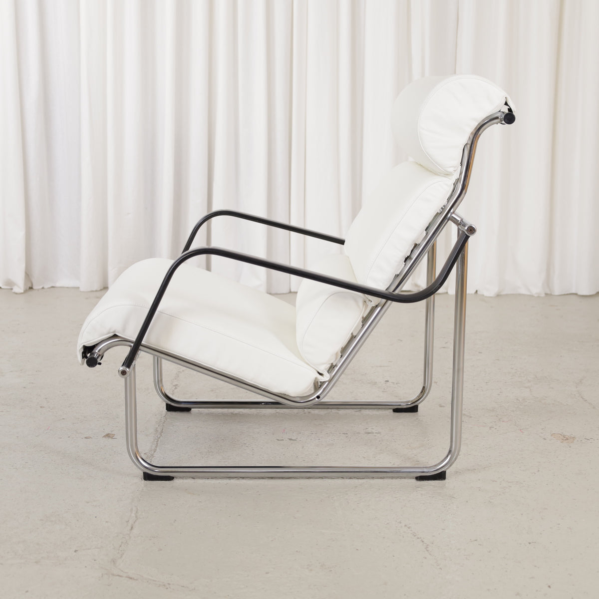 Remmi chair, side profile with white leather cushions