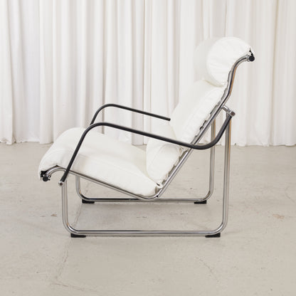 Remmi chair, side profile with white leather cushions