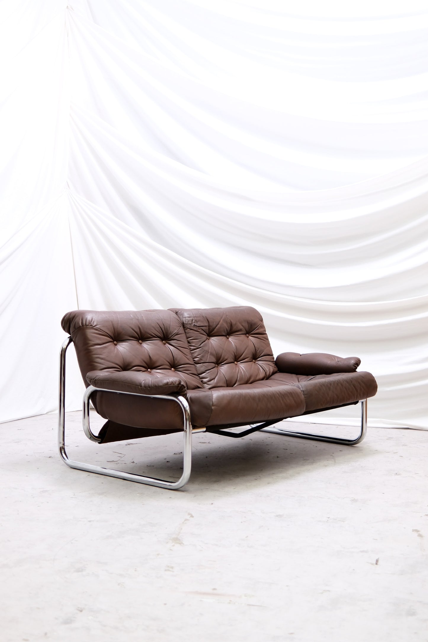 Vintage Ikea Borkum two seater sofa brown leather front view
Ikea Borkum vintage sofa side profile brown leather
Detail shot brown leather Ikea Borkum 2 seater
Back view Ikea Borkum vintage leather sofa