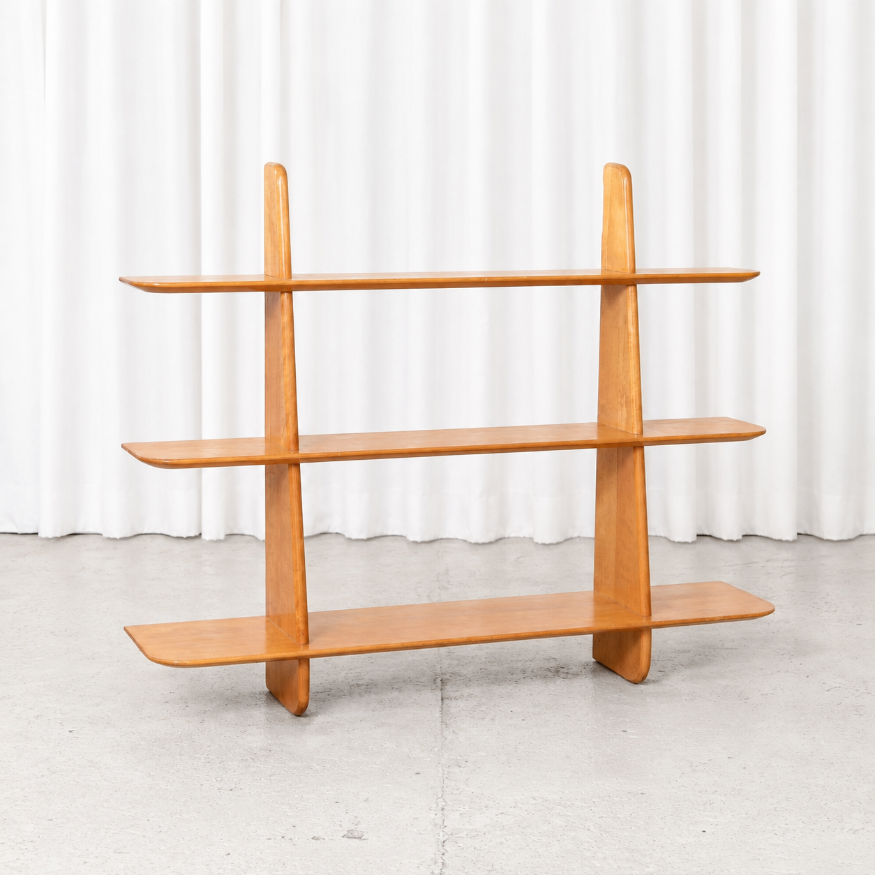 Vintage Leo bookshelf designed by Ilmari Lappalainen for Asko in the 1950s. Lacquered birch, sculptural open construction and very good vintage condition. Width 105 cm.