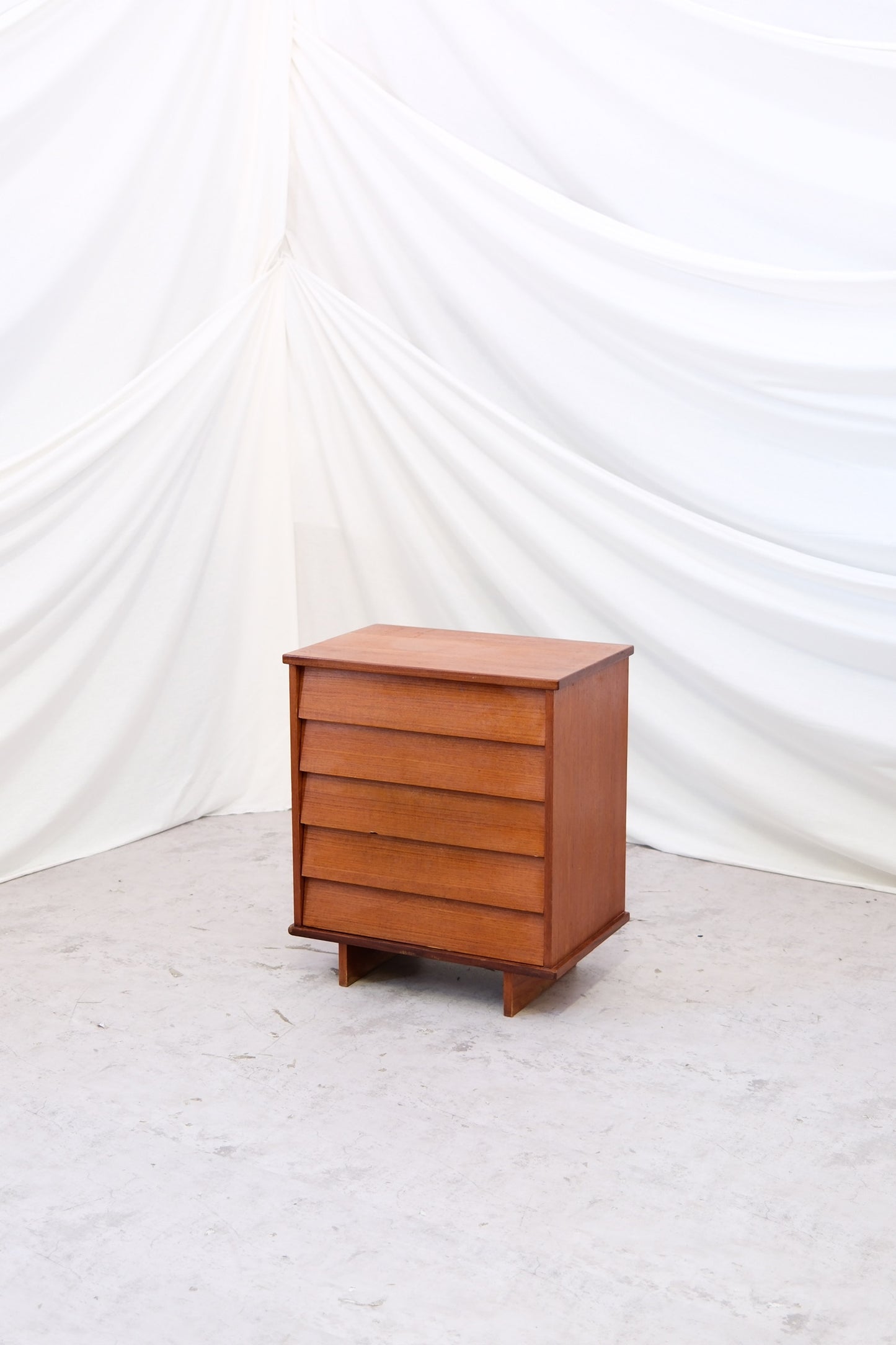 Vintage teak chest of drawers designed by Ilmari Tapiovaara and produced by Asko in the 1960s. Restored condition with original patina. Worldwide shipping available.