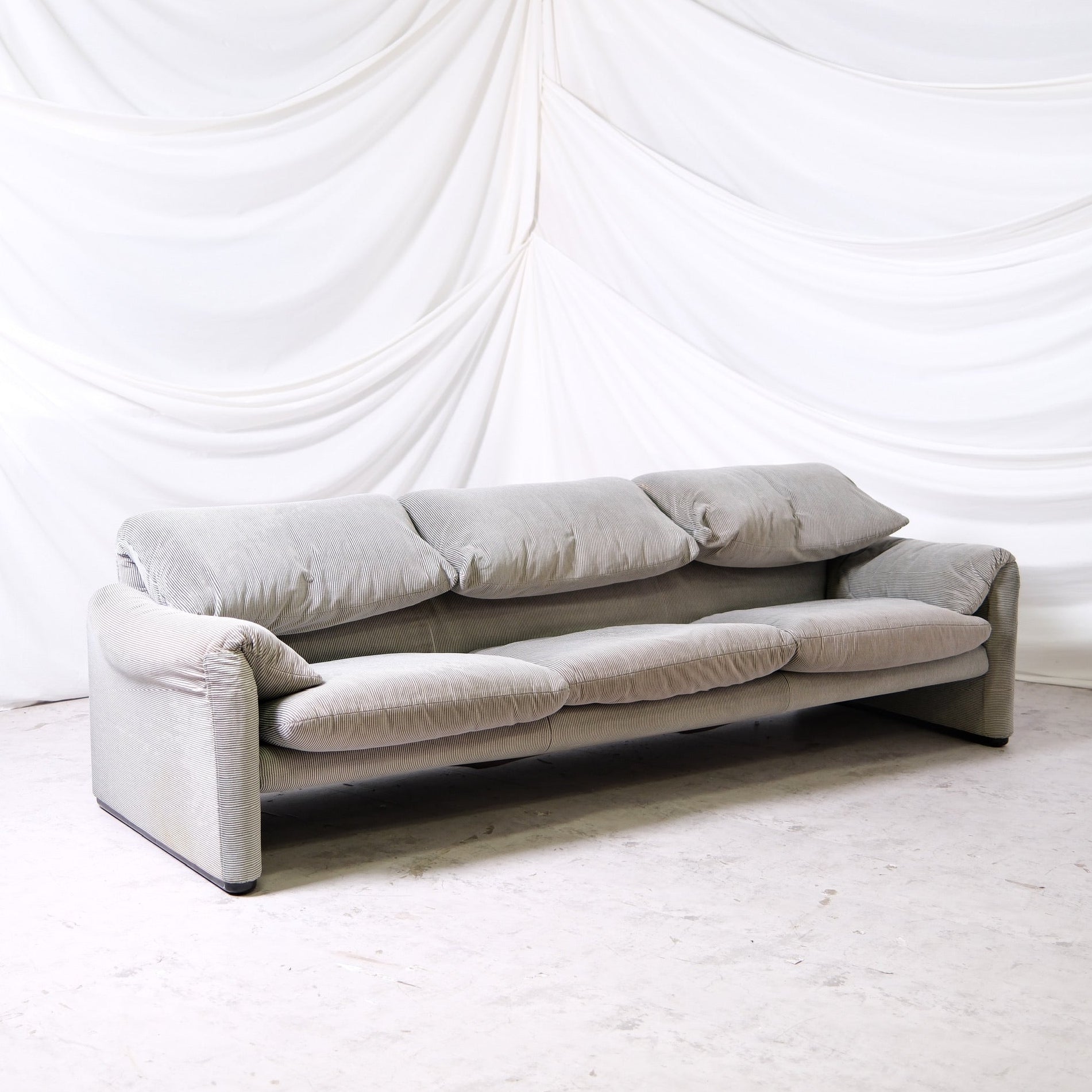 Iconic Maralunga 3-seater sofa designed by Vico Magistretti. A timeless Italian design classic with adjustable backrests and relaxed proportions. Worldwide shipping available.