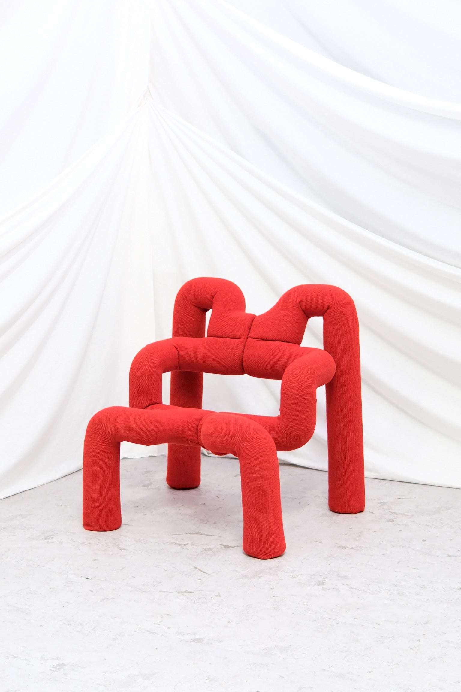 Original Terje Ekstrøm Ekstrem lounge chair in red knit upholstery. Sculptural Scandinavian design classic from the 1970s. Worldwide shipping available.