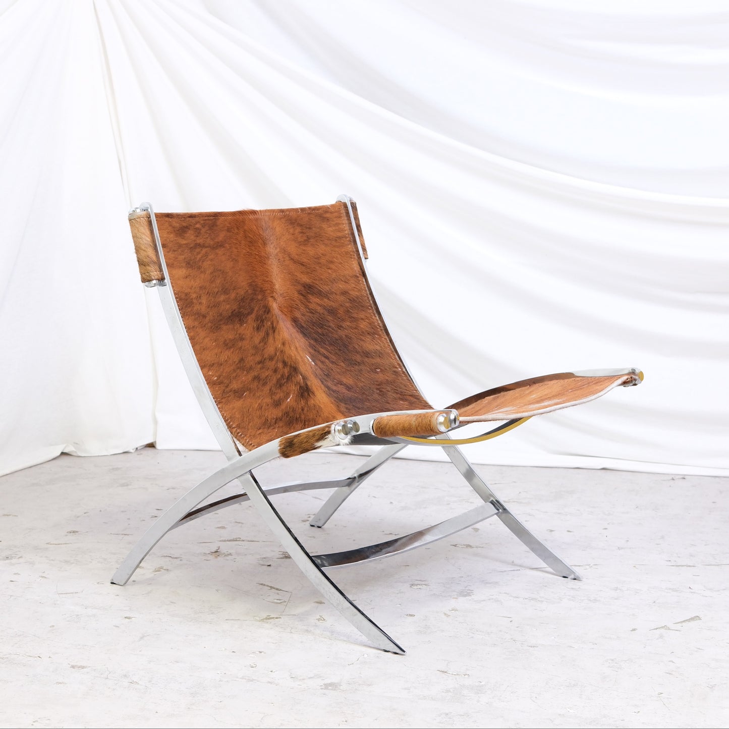 Vintage Scissor chair by Antonio Citterio with pony hair leather sling and chrome frame. Sculptural Italian lounge chair design.