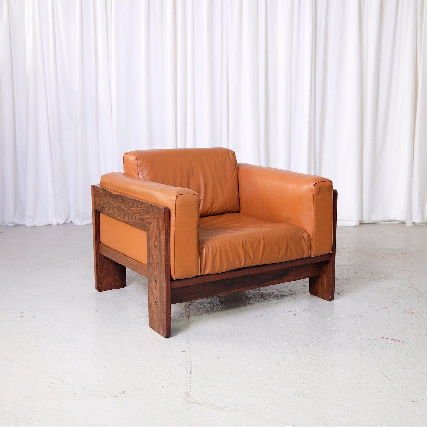 Tobia Scarpa Bastiano armchair with rosewood frame and cognac leather cushions, photographed in Pino Interiors showroom.