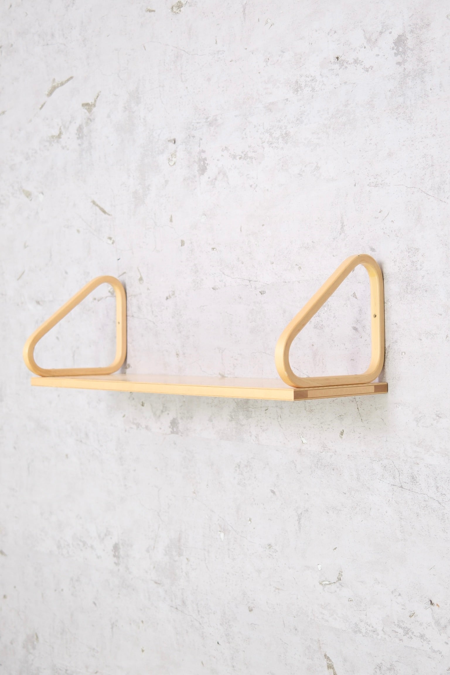 Rare vintage Alvar Aalto Artek 112B wall shelf in special 78 cm width. Made to order version in very clean vintage condition. Worldwide shipping available.
