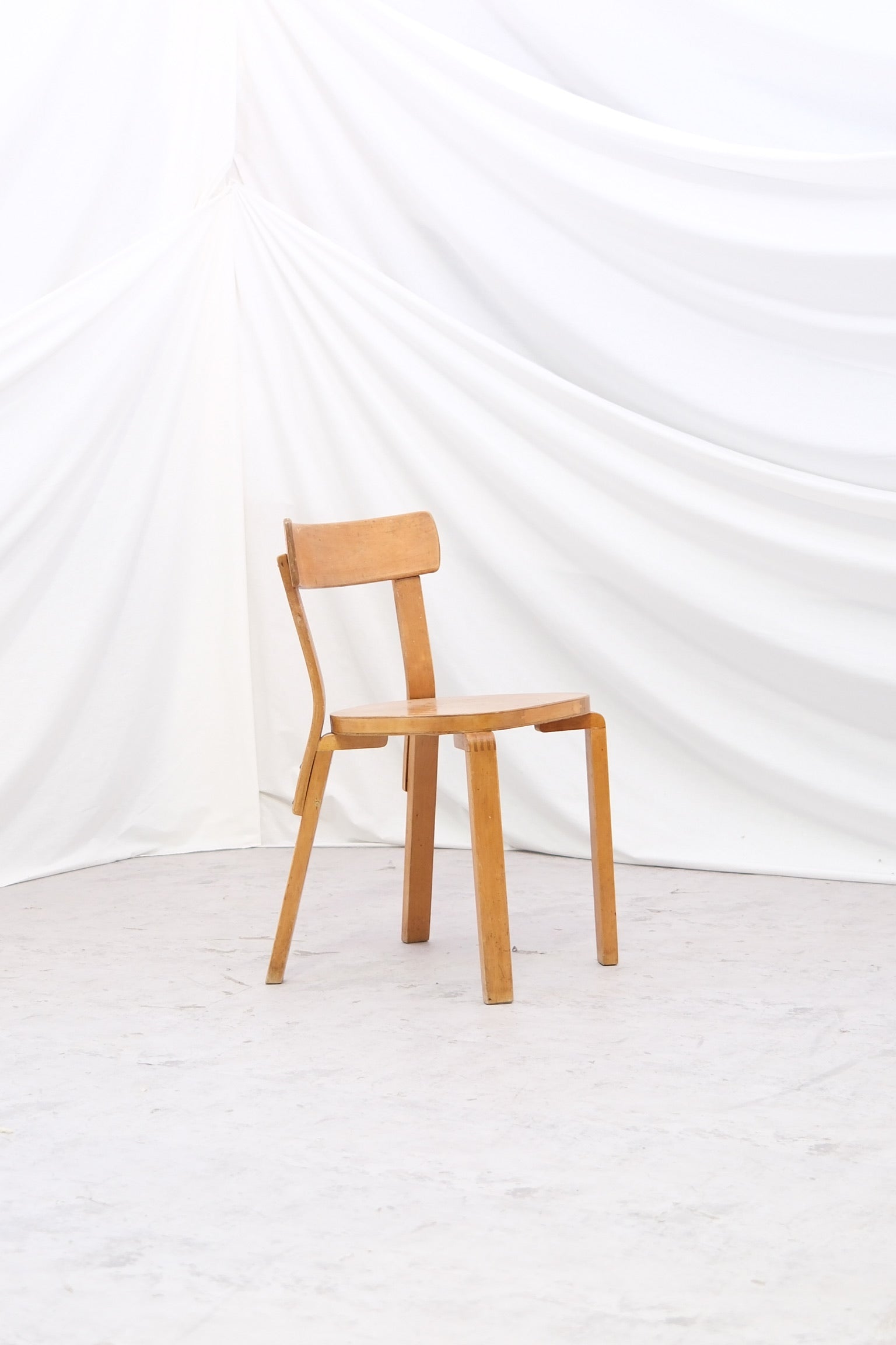 Rare 1940s Artek 69 war-leg chair by Alvar Aalto with finger joint L-legs, designed during wartime material shortages. Important Finnish design collectible with worldwide shipping.