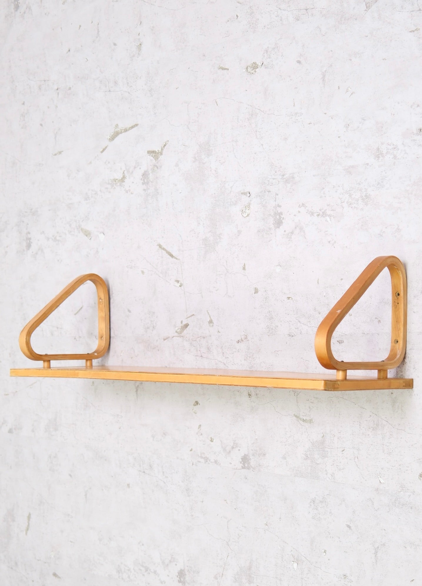 Rare 1950s birch wall shelf by Alvar Aalto for Oy Huonekalu- ja Rakennustyötehdas Ab. Larger size, early production, good condition. Finnish design classic. Worldwide shipping. Nappulahylly.