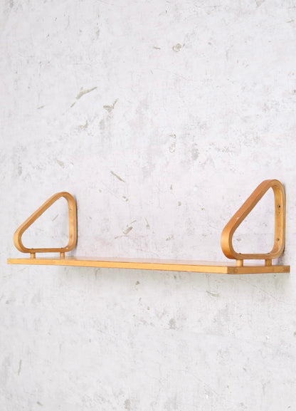 Rare 1950s birch wall shelf by Alvar Aalto for Oy Huonekalu- ja Rakennustyötehdas Ab. Larger size, early production, good condition. Finnish design classic. Worldwide shipping. Nappulahylly.