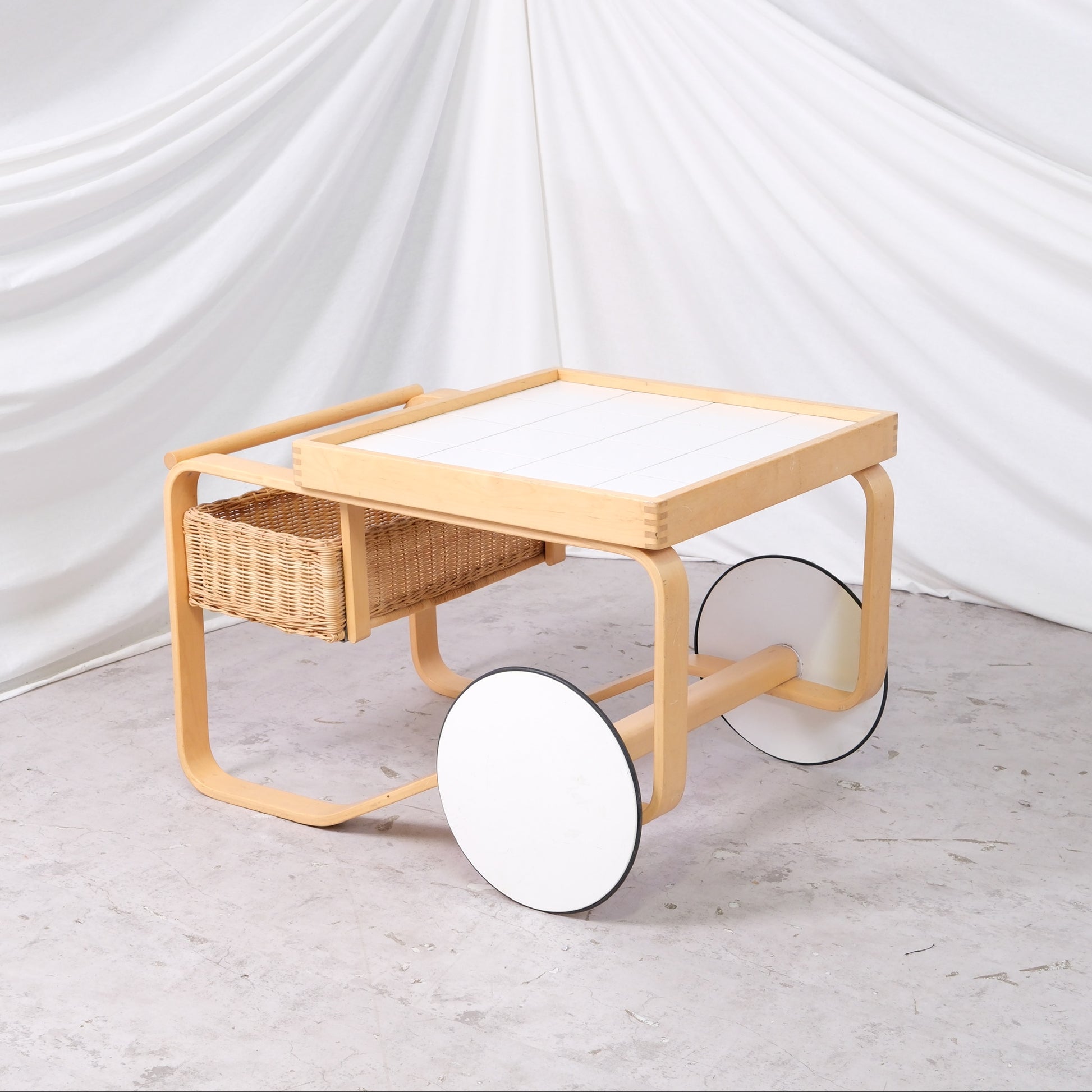 Vintage Artek 900 tea trolley by Alvar Aalto with white tiled top and bent birch frame. Finnish design classic in very clean condition.