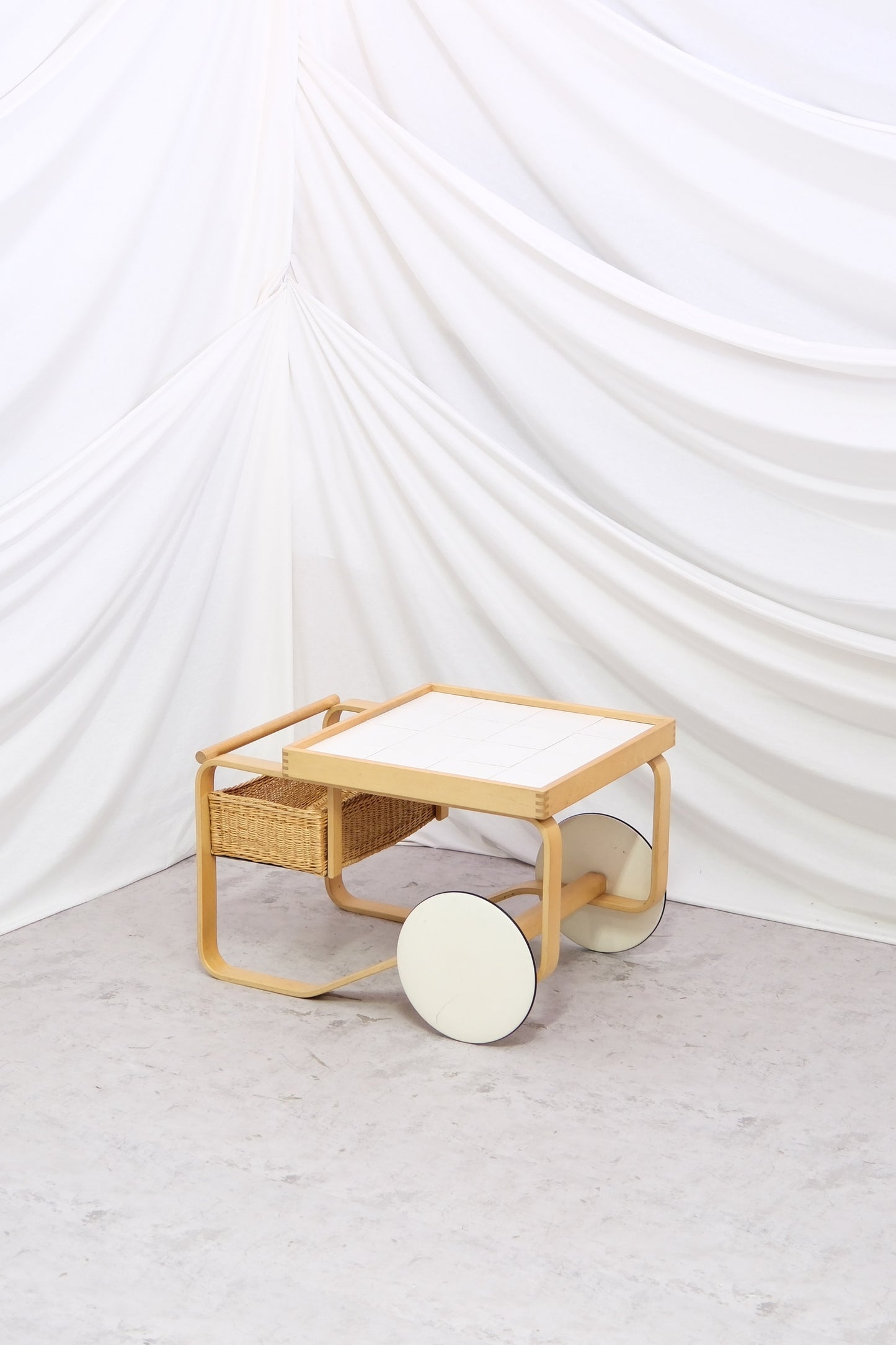 Original vintage Artek 900 tea trolley with tiled top and rattan basket. Aalto classic from Helsinki. Worldwide shipping available.