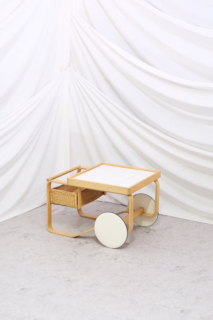 Original vintage Artek 900 tea trolley with tiled top and rattan basket. Aalto classic from Helsinki. Worldwide shipping available.