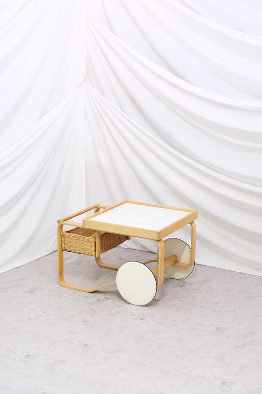 Original vintage Artek 900 tea trolley with tiled top and rattan basket. Aalto classic from Helsinki. Worldwide shipping available.