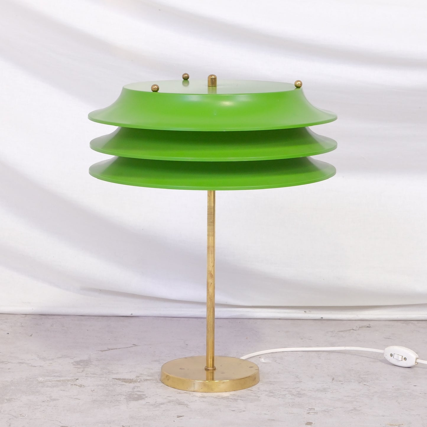 Vintage Kai Ruokonen table lamp for Orno from the 1970s with green painted aluminium shade and brass stem. Finnish design lighting with worldwide shipping.
