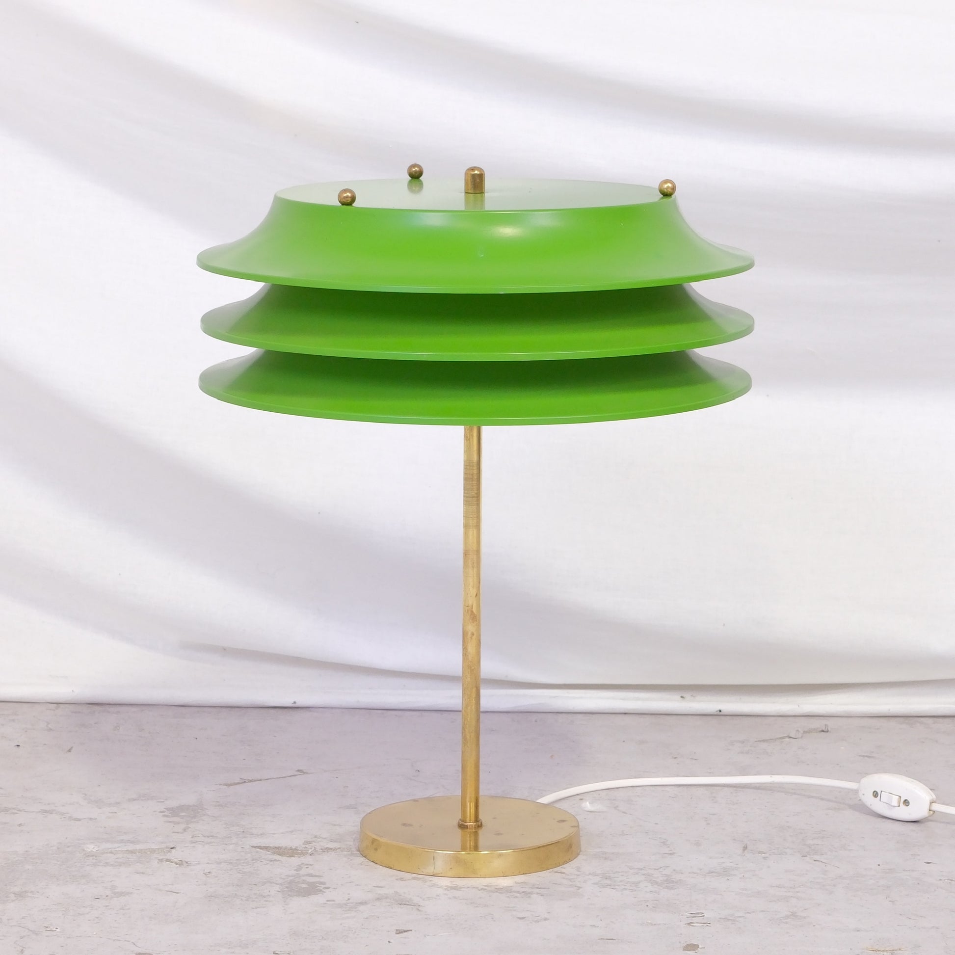 Vintage Kai Ruokonen table lamp for Orno from the 1970s with green painted aluminium shade and brass stem. Finnish design lighting with worldwide shipping.
