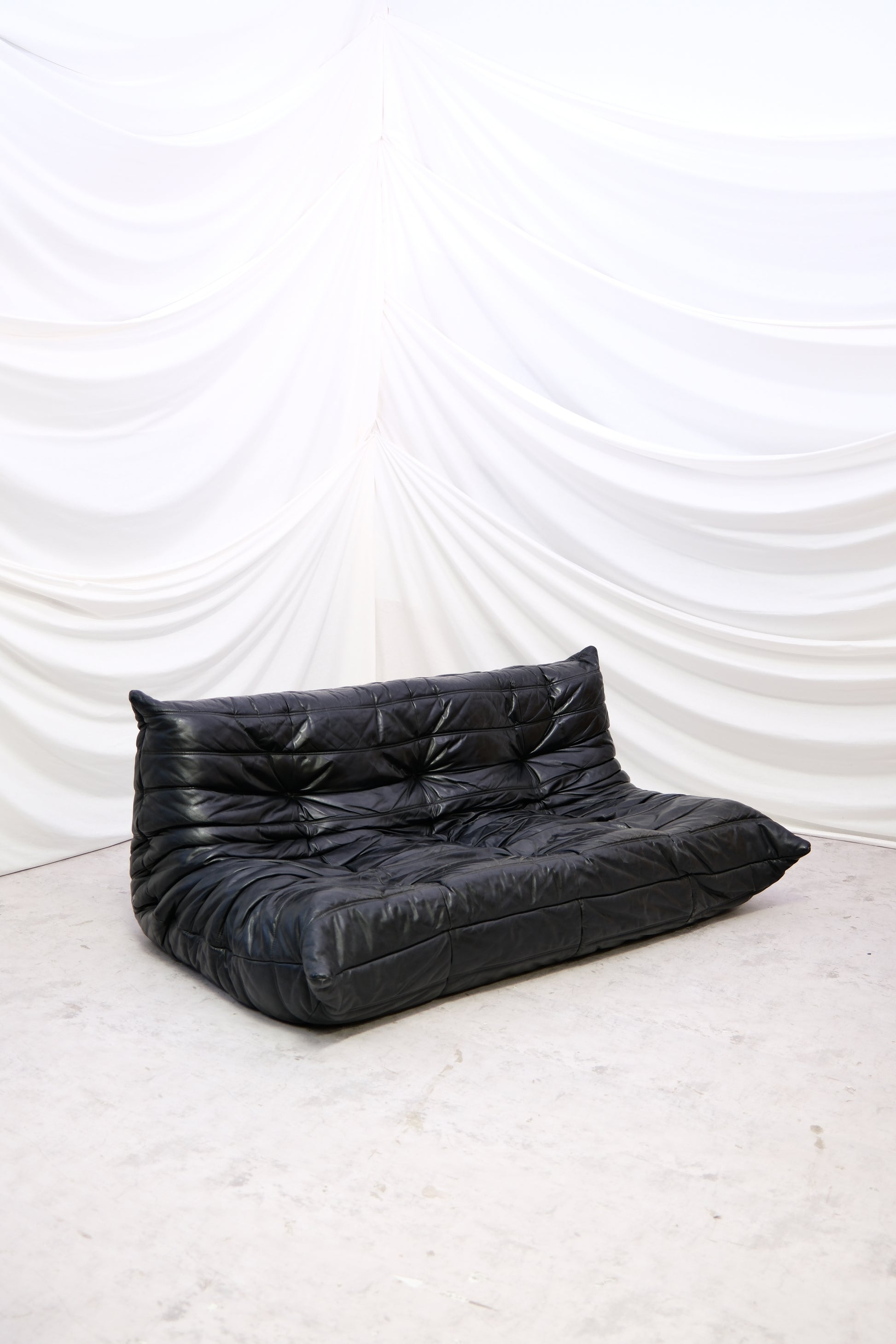 Original Ligne Roset Togo 3-seater sofa by Michel Ducaroy in black leather. Iconic French design classic from the 1970s. Worldwide shipping available.